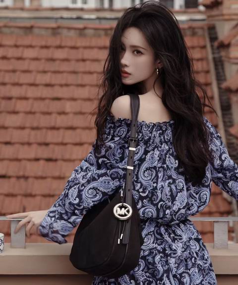 Michael Kors精选服饰、美包2.5折起+额外8折:Nolita 腋下包 215.2加元、Romee 手袋 231.2加元