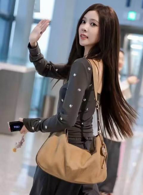 Michael Kors精选服饰、美包2.5折起+额外8折:Nolita 腋下包 215.2加元、Romee 手袋 231.2加元