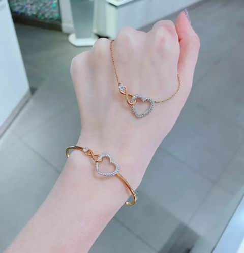  Swarovski 无限水晶爱心吊坠项链 122.5加元（原价 175加元）！手链68.95-125.3加元