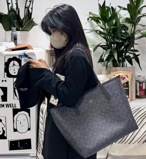 超级好看又实用！Coach 奥莱 City 黑灰色老花托特包 229加元（原价  360加元）！多款可选！