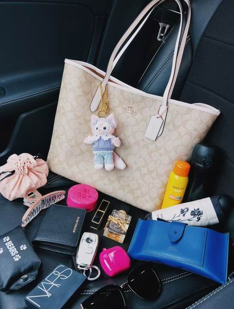 通勤上课直接被它拿捏！Coach 奥莱 City 老花托特包 229加元（原价  360加元）