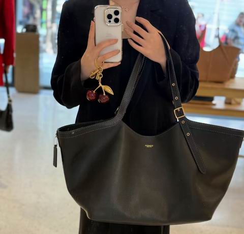 Coach Gramercy 复古托特包 297.5加元(原价 595加元)