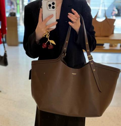 Coach Gramercy 复古托特包 297.5加元(原价 595加元)