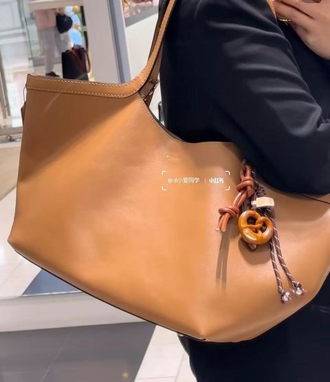 Coach Gramercy 复古托特包 297.5加元(原价 595加元)