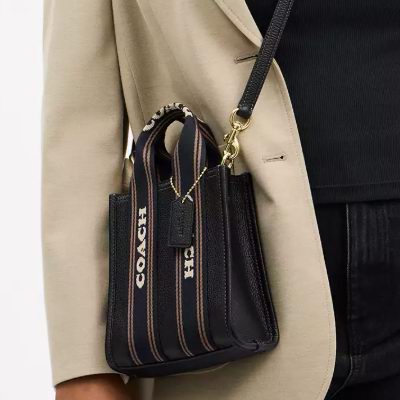 Coach Outlet大促,精选时尚美包、服饰、鞋靴2.5折起+部分款额外8折!入迷你链条包、托特包9、运动鞋、C字项链!