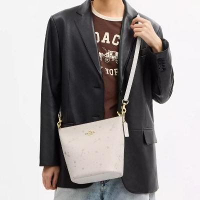 Coach Outlet大促,精选时尚美包、服饰、鞋靴2.5折起+部分款额外8折!入迷你链条包、托特包9、运动鞋、C字项链!