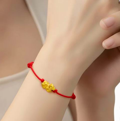 财库守护神驾到!Satin Finish 24K金风水貔貅红绳手链 1079.99加元 财库守护神驾到!Satin Finish 24K金风水貔貅红绳手链 1079.99加元