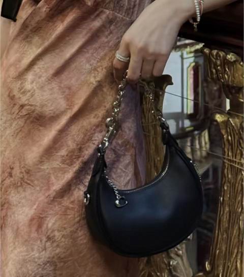 Coach Jonie 超可爱迷你月牙包 155加元（原价 310加元）！2色可选