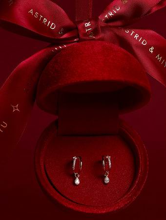 新款加入!Holt Renfrew年终大促2.9折起:SKIMS T恤、NIKE 运动鞋、SELF-PORTRAIT刺绣中长连衣裙0、BURBERRY 格子羊毛开衫 8