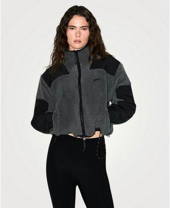 新款加入!Holt Renfrew年终大促2.9折起:SKIMS T恤、NIKE 运动鞋、SELF-PORTRAIT刺绣中长连衣裙0、BURBERRY 格子羊毛开衫 8