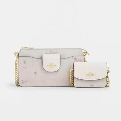 全场白菜！Coach Outlet新年大促，精选手袋、服饰、鞋靴等2.1-3折清仓！抢手拿包、迷你链条包、挎包、羊毛围巾、运动鞋！