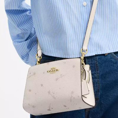 全场白菜！Coach Outlet新年大促，精选手袋、服饰、鞋靴等2.1-3折清仓！抢手拿包、迷你链条包、挎包、羊毛围巾、运动鞋！