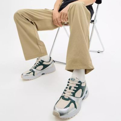 全场白菜！Coach Outlet新年大促，精选手袋、服饰、鞋靴等2.1-3折清仓！抢手拿包、迷你链条包、挎包、羊毛围巾、运动鞋！