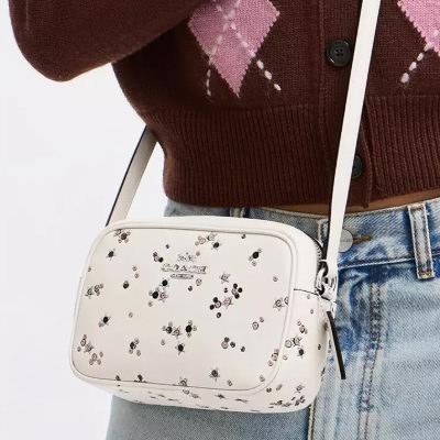 全场白菜！Coach Outlet新年大促，精选手袋、服饰、鞋靴等2.1-3折清仓！抢手拿包、迷你链条包、挎包、羊毛围巾、运动鞋！