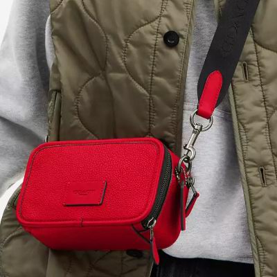 白菜速抢！Coach Outlet马年闪购，全场2.5折起+额外8折！抢羊毛手套、羊毛围巾、托特包8、相机包9、羽绒服2！