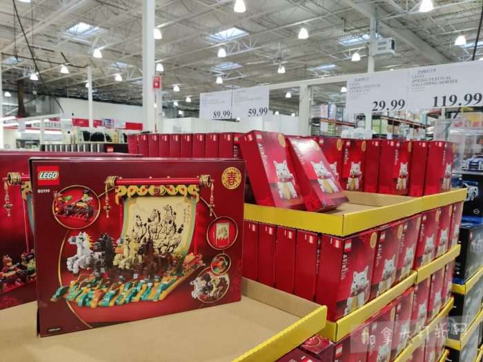 独家！【加东版】Costco店内实拍，有效期至1月11日！善存片.49、大西洋三文鱼.99、维C冲剂.49、迎财爆竹.99、雅顿眼霜.99、乐高行李箱.97、水果果泥.99、橄榄油.99！