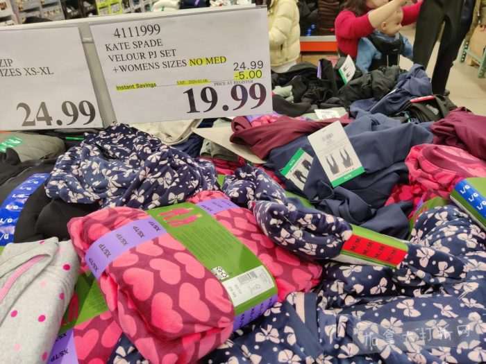 独家！【加东版】Costco店内实拍，有效期至1月11日！善存片.49、大西洋三文鱼.99、维C冲剂.49、迎财爆竹.99、雅顿眼霜.99、乐高行李箱.97、水果果泥.99、橄榄油.99！