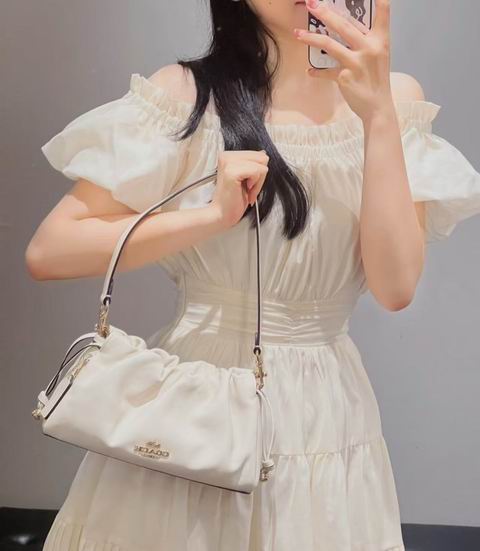 Coach Faye 大号云朵包 279加元（原价 430加元）！多色可选