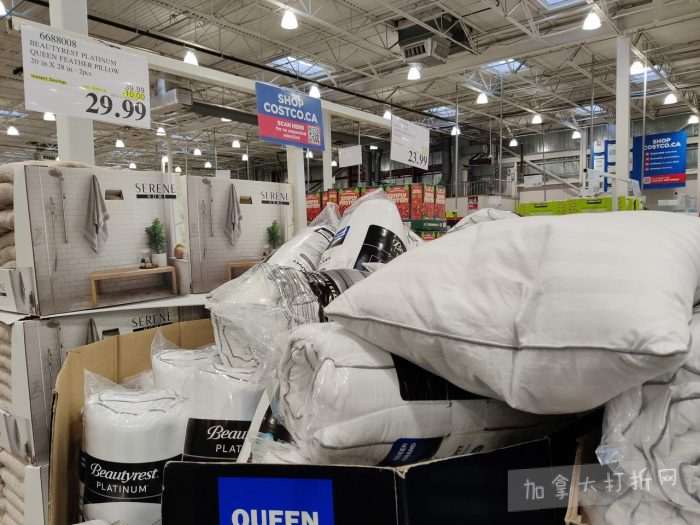 独家！【加东版】Costco店内实拍，有效期至1月18日！阿迪毛夹克.99、Bench马甲.99、红鲑鱼减、老豆腐.99、照烧鸡饭.99、巧克力奶.99、益生菌软糖.99、卫生巾.49！