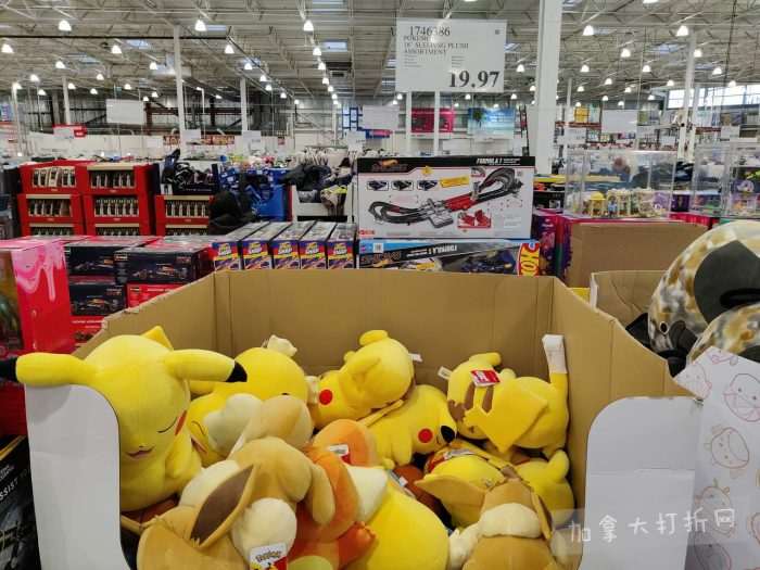 独家！【加东版】Costco店内实拍，有效期至1月18日！阿迪毛夹克.99、Bench马甲.99、红鲑鱼减、老豆腐.99、照烧鸡饭.99、巧克力奶.99、益生菌软糖.99、卫生巾.49！