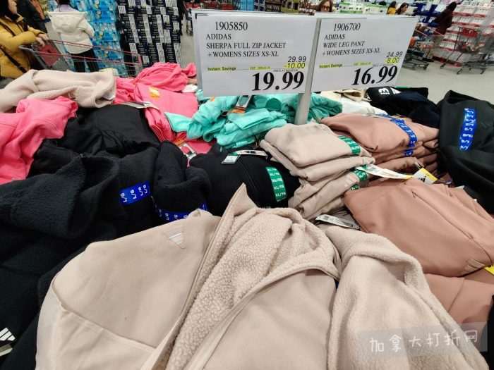 独家！【加东版】Costco店内实拍，有效期至1月18日！阿迪毛夹克.99、Bench马甲.99、红鲑鱼减、老豆腐.99、照烧鸡饭.99、巧克力奶.99、益生菌软糖.99、卫生巾.49！