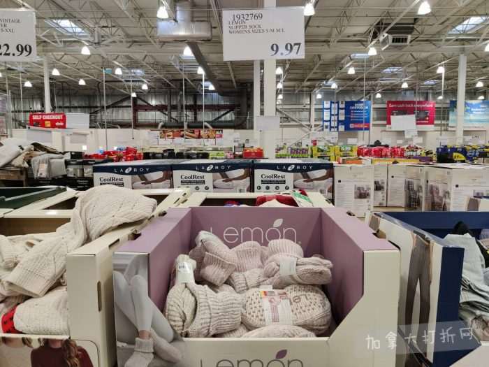 独家！【加东版】Costco店内实拍，有效期至1月18日！阿迪毛夹克.99、Bench马甲.99、红鲑鱼减、老豆腐.99、照烧鸡饭.99、巧克力奶.99、益生菌软糖.99、卫生巾.49！