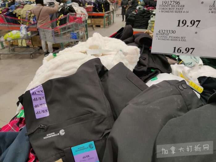 独家！【加东版】Costco店内实拍，有效期至1月18日！阿迪毛夹克.99、Bench马甲.99、红鲑鱼减、老豆腐.99、照烧鸡饭.99、巧克力奶.99、益生菌软糖.99、卫生巾.49！