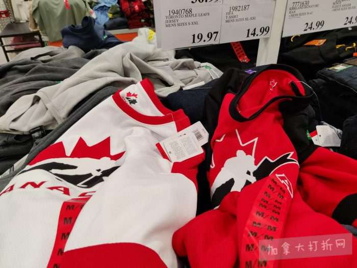 独家！【加东版】Costco店内实拍，有效期至1月18日！阿迪毛夹克.99、Bench马甲.99、红鲑鱼减、老豆腐.99、照烧鸡饭.99、巧克力奶.99、益生菌软糖.99、卫生巾.49！