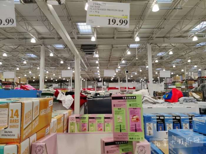 独家！【加东版】Costco店内实拍，有效期至1月18日！阿迪毛夹克.99、Bench马甲.99、红鲑鱼减、老豆腐.99、照烧鸡饭.99、巧克力奶.99、益生菌软糖.99、卫生巾.49！