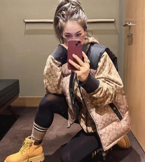 Coach 老花羽绒背心3折 147加元（原价 490加元）