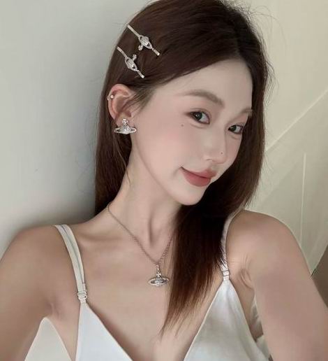 Simons设计师品牌服饰2折起:封面款珍珠串珠项链 329.95加元、Jacquemus撞色字母纯羊毛围巾 199.95加元、Ganni 可爱小狗羊毛衫 199.95加元、Max Mara 纯羊毛高领毛衣 299.95加元