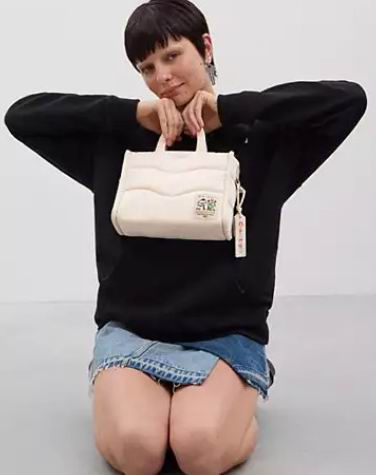 折扣升级!Coach官网精选美包、服饰、鞋靴、配饰4折起!入T恤、鹅绒服8、保暖靴9、水桶包0!