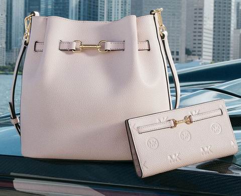 白菜价！Michael Kors 奥莱时尚服饰、美包2.5折起+额外8折！卡包$39、双肩包$68.48、Polo衫$35.99、牛仔裤$39.99、Kilkenny夹克$60、防寒服$89