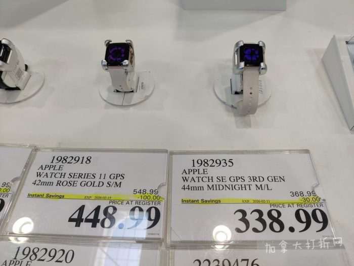 独家！【加东版】Costco店内实拍，有效期至2月8日！iPhone月供https://www.canadadz.com/wp-content/uploads/2026/02/2026020220160960-700x525.jpg、招财银柳.99、冰柜.99、海鲈鱼.99、阿迪鞋.97、加拿大队服.97、迷你香肠.99、午餐肉.99！