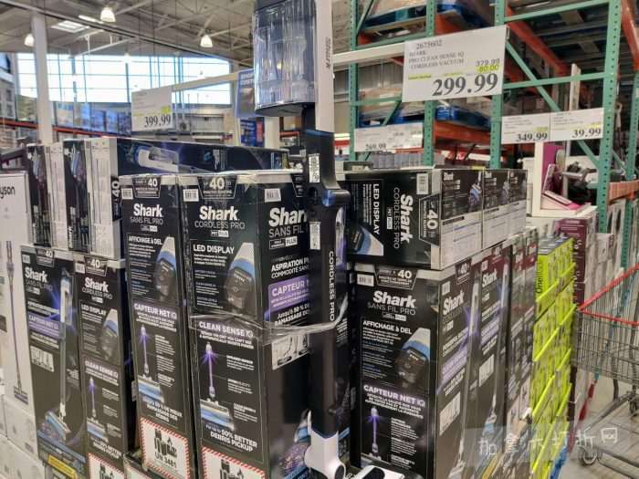 独家！【加东版】Costco店内实拍，有效期至2月8日！iPhone月供https://www.canadadz.com/wp-content/uploads/2026/02/2026020220172682-700x525.jpg、招财银柳.99、冰柜.99、海鲈鱼.99、阿迪鞋.97、加拿大队服.97、迷你香肠.99、午餐肉.99！