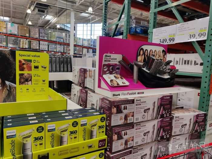 独家！【加东版】Costco店内实拍，有效期至2月8日！iPhone月供https://www.canadadz.com/wp-content/uploads/2026/02/2026020220173816-700x525.jpg、招财银柳.99、冰柜.99、海鲈鱼.99、阿迪鞋.97、加拿大队服.97、迷你香肠.99、午餐肉.99！