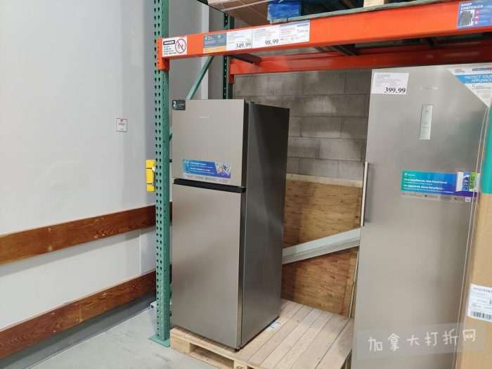 独家！【加东版】Costco店内实拍，有效期至2月8日！iPhone月供https://www.canadadz.com/wp-content/uploads/2026/02/2026020220174435-700x525.jpg、招财银柳.99、冰柜.99、海鲈鱼.99、阿迪鞋.97、加拿大队服.97、迷你香肠.99、午餐肉.99！