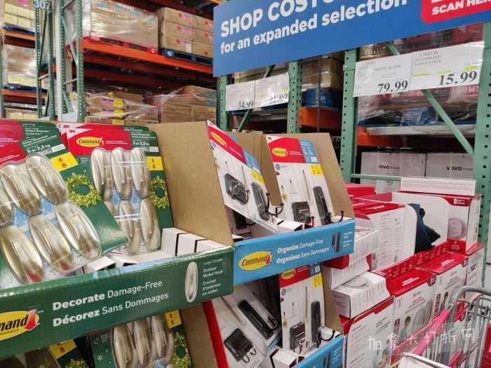 独家！【加东版】Costco店内实拍，有效期至2月8日！iPhone月供https://www.canadadz.com/wp-content/uploads/2026/02/2026020220184164-700x525.jpg、招财银柳.99、冰柜.99、海鲈鱼.99、阿迪鞋.97、加拿大队服.97、迷你香肠.99、午餐肉.99！