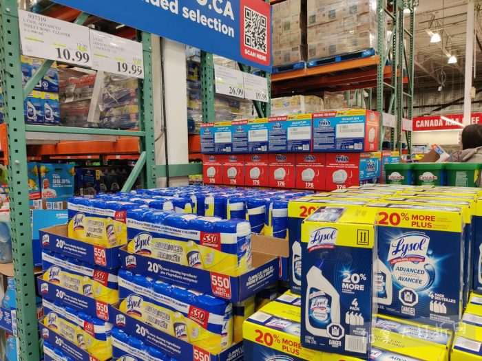 独家！【加东版】Costco店内实拍，有效期至2月8日！iPhone月供https://www.canadadz.com/wp-content/uploads/2026/02/2026020220191223-700x525.jpg、招财银柳.99、冰柜.99、海鲈鱼.99、阿迪鞋.97、加拿大队服.97、迷你香肠.99、午餐肉.99！