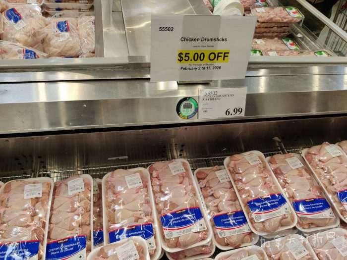 独家！【加东版】Costco店内实拍，有效期至2月8日！iPhone月供https://www.canadadz.com/wp-content/uploads/2026/02/2026020220200293-700x525.jpg、招财银柳.99、冰柜.99、海鲈鱼.99、阿迪鞋.97、加拿大队服.97、迷你香肠.99、午餐肉.99！