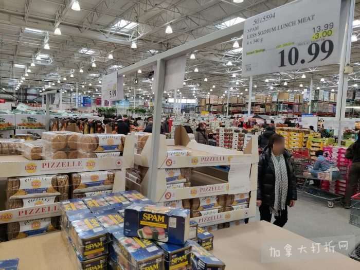 独家！【加东版】Costco店内实拍，有效期至2月8日！iPhone月供https://www.canadadz.com/wp-content/uploads/2026/02/2026020220212444-700x525.jpg、招财银柳.99、冰柜.99、海鲈鱼.99、阿迪鞋.97、加拿大队服.97、迷你香肠.99、午餐肉.99！