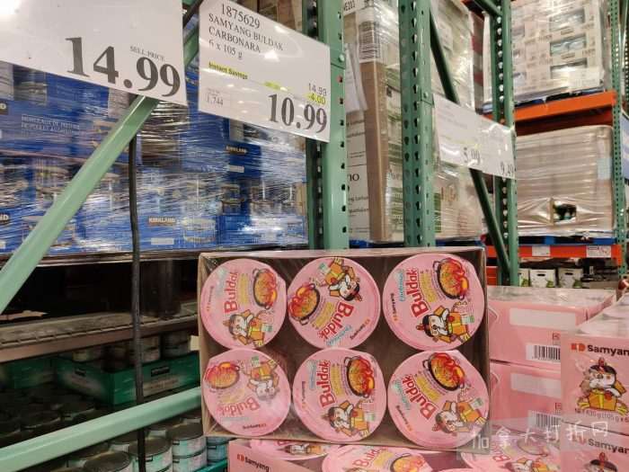 独家！【加东版】Costco店内实拍，有效期至2月8日！iPhone月供https://www.canadadz.com/wp-content/uploads/2026/02/2026020220221719-700x525.jpg、招财银柳.99、冰柜.99、海鲈鱼.99、阿迪鞋.97、加拿大队服.97、迷你香肠.99、午餐肉.99！