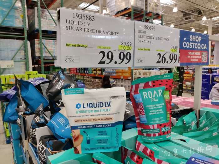 独家！【加东版】Costco店内实拍，有效期至2月8日！iPhone月供https://www.canadadz.com/wp-content/uploads/2026/02/2026020220225595-700x525.jpg、招财银柳.99、冰柜.99、海鲈鱼.99、阿迪鞋.97、加拿大队服.97、迷你香肠.99、午餐肉.99！