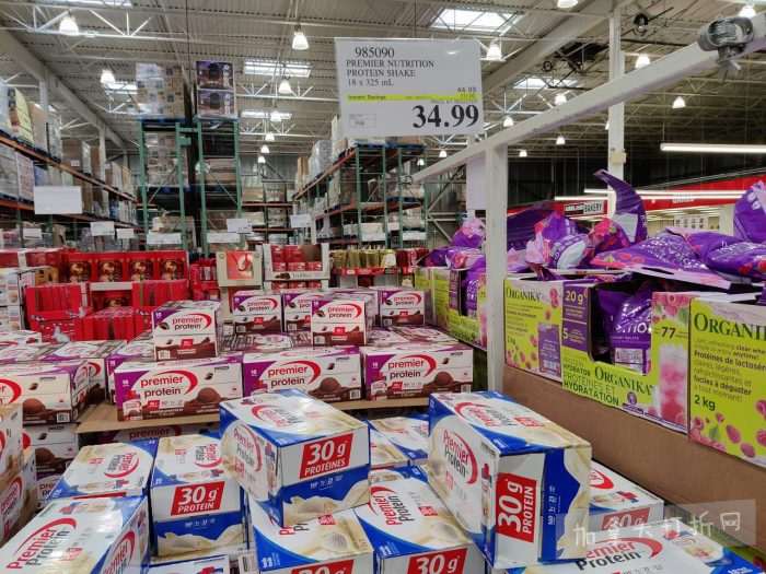 独家！【加东版】Costco店内实拍，有效期至2月8日！iPhone月供https://www.canadadz.com/wp-content/uploads/2026/02/2026020220232174-700x525.jpg、招财银柳.99、冰柜.99、海鲈鱼.99、阿迪鞋.97、加拿大队服.97、迷你香肠.99、午餐肉.99！