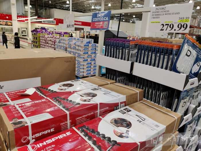 独家！【加东版】Costco店内实拍，有效期至2月8日！iPhone月供https://www.canadadz.com/wp-content/uploads/2026/02/2026020220233996-700x525.jpg、招财银柳.99、冰柜.99、海鲈鱼.99、阿迪鞋.97、加拿大队服.97、迷你香肠.99、午餐肉.99！