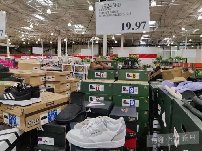 独家！【加东版】Costco店内实拍，有效期至2月8日！iPhone月供https://www.canadadz.com/wp-content/uploads/2026/02/2026020220243135-700x525.jpg、招财银柳.99、冰柜.99、海鲈鱼.99、阿迪鞋.97、加拿大队服.97、迷你香肠.99、午餐肉.99！