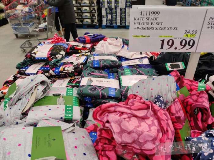 独家！【加东版】Costco店内实拍，有效期至2月8日！iPhone月供https://www.canadadz.com/wp-content/uploads/2026/02/2026020220244417-700x525.jpg、招财银柳.99、冰柜.99、海鲈鱼.99、阿迪鞋.97、加拿大队服.97、迷你香肠.99、午餐肉.99！