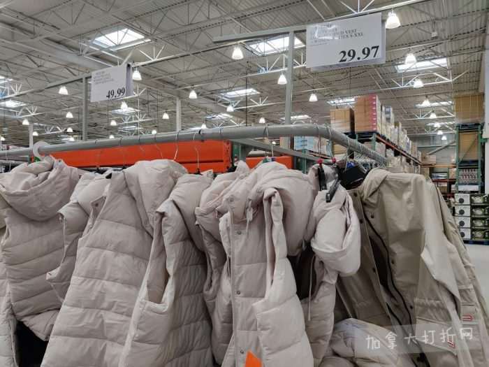 独家！【加东版】Costco店内实拍，有效期至2月8日！iPhone月供https://www.canadadz.com/wp-content/uploads/2026/02/2026020220251061-700x525.jpg、招财银柳.99、冰柜.99、海鲈鱼.99、阿迪鞋.97、加拿大队服.97、迷你香肠.99、午餐肉.99！