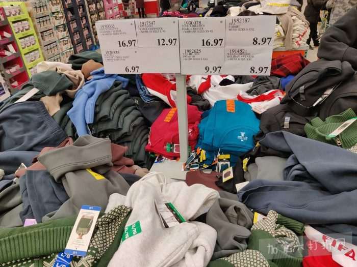 独家！【加东版】Costco店内实拍，有效期至2月8日！iPhone月供https://www.canadadz.com/wp-content/uploads/2026/02/2026020220251354-700x525.jpg、招财银柳.99、冰柜.99、海鲈鱼.99、阿迪鞋.97、加拿大队服.97、迷你香肠.99、午餐肉.99！