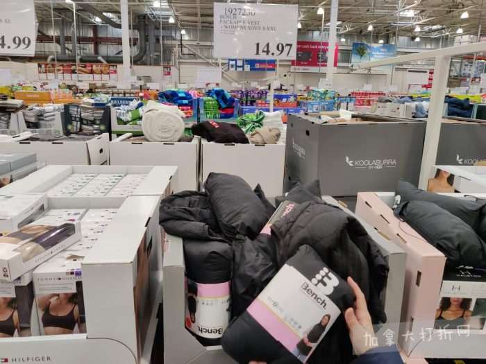 独家！【加东版】Costco店内实拍，有效期至2月8日！iPhone月供https://www.canadadz.com/wp-content/uploads/2026/02/2026020220251688-700x525.jpg、招财银柳.99、冰柜.99、海鲈鱼.99、阿迪鞋.97、加拿大队服.97、迷你香肠.99、午餐肉.99！